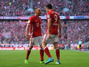 ليفاندوفسكي وريبيري يحتفلان بأحد الأهداف