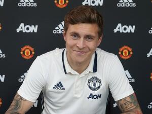 لينديلوف يوقع على عقد انتقاله لمانشستر يونايتد