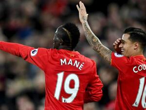 ماني يحتفل بهدفه رفقة زميله فيليب كوتينيو (يسار)