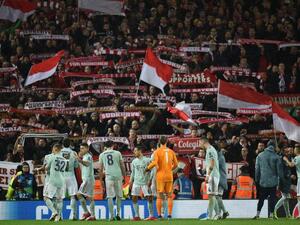 لاعبو بايرن يحييون جماهيرهم بعد نهاية اللقاء