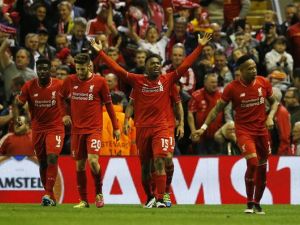 ستوريدج (وسط) يجتفل بهدفه