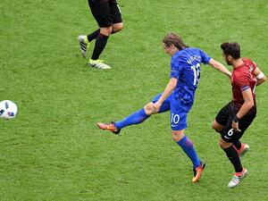 مودريتش يسدد مسجلاً هدف الفوز