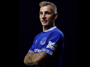 لوكا دينيه بقميص إيفرتون