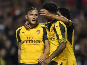 بيريز (يسار) يسجل مرتين ويساهم في فوز آرسنال الكبير