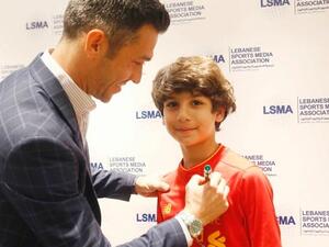 Garcia signs a young fan’s Liverpool jersey (Photo: dailystar.com.lb)