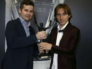 مودريتش (يمين) يستلم الجائزة