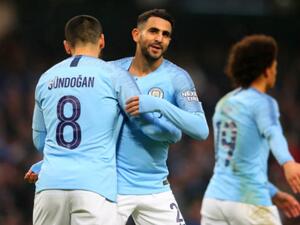 إيلكاي غوندوغان (يسار) يهنىء محرز بهدفه