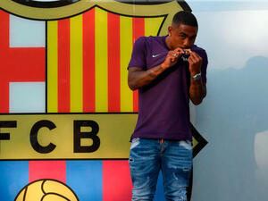 مالكوم يقبل قميص برشلونة