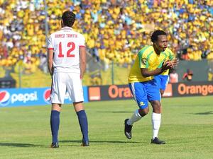 Mamelodi Sundowns Percy Tau (R) celebrates after scoring a goal during the CAF Championship final football match on October 15, 2016 at Atteridgville Stadium in Pretoria, South Africa.
STRINGER / AFP