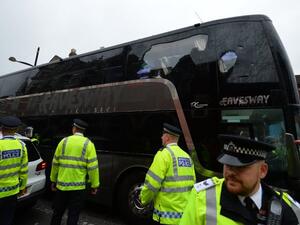 حافلة مانشستر يونايتد محاطة برجال الأمن أثناء توجهها لملعب آبتون بارك