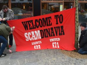 جانب من لافتات الاحتجاج تهزأ من أسعار التذاكر