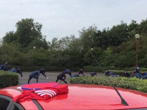 صورة تناقلتها وسائل الإعلام لإحماءات لاعبي مانشستر يونايتد في موقف للسيارات