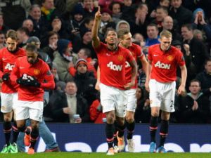 فالنسيا (وسط) يحتفل بالهدف الأول