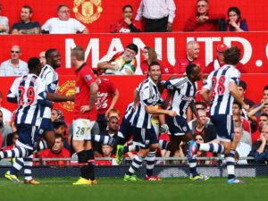 لاعبو ويست بروميتش يحتفلون بهدف بيراهينو (الثاني من اليمين)