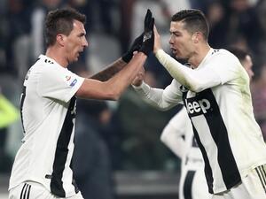 كريستيانو رونالدو (يمين) يهنىء ماندجوكيتش بهدفه