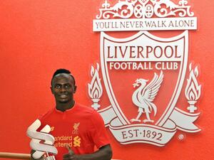 ماني يحتفل بجائزته