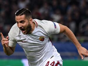 مانولاس يحتفل بهدفه