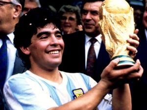 مارادونا يرفع كأس العالم