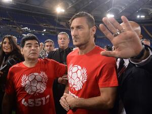 توتي يحقق أمنيته باللعب إلى جانب مارادونا