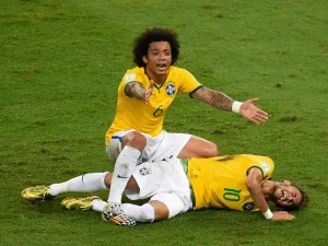 مارسيلو يطلب المسعفين من أجل علاج زميله نيمار