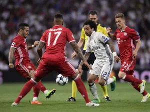 مارسيلو (وسط) يتجاوز مدافعي بايرن في التحرك الذي قاد لتسجيل الهدف الثالث لريال مدريد