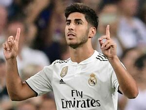 آسينيسو يحتفل بهدفه