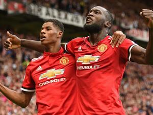 لوكاكو (يمين) وراشفورد يحتفلان بأحد الأهداف