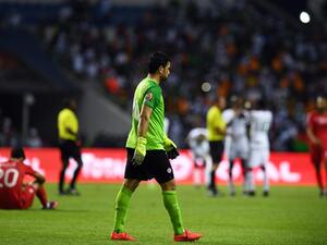 أيمن مثلوثي حارس مرمى تونس يغادر الملعب بعد الخسارة