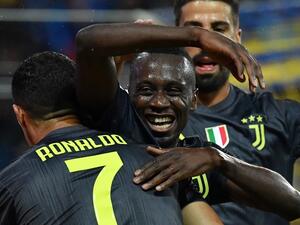 ماتويدي (وسط) يتلقى التهنئة بهدفه من زميله كريستيانو رونالدو الذي فشل في التسجيل للمرة الثالثة على التوالي