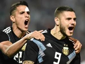 إيكاردي يحتفل بهدفه الدولي الأول