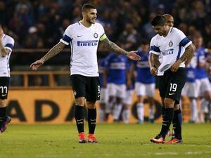 لاعبو إنتر بعد تلقي هدف كوالياريلا