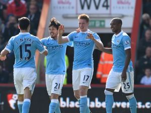 لاعبو سيتي يحتفلون بهدف دي بروينه (الثاني من اليمين)