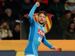 ميرتينز يحتفل بهدفه