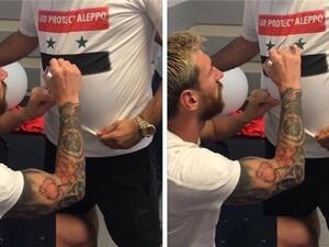 ميسي يوقع على القميص