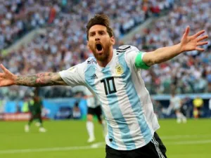 ميسي يتألق ويقود الأرجنتين لدور الـ 16
