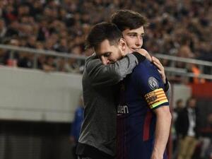 أحد المشجعين يحتضن ميسي قبل تسديد نجم برشلونة لركلة ركنية