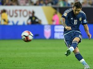 ميسي يسدد الركلة الحرة مسجلاً هدفه الـ 55