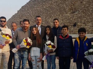 ميسي خلال زيارته للأهرامات