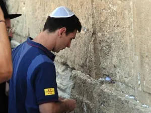 ميسي أمام حائط البراق خلال زيارة سابقة للقدس وهو يرتدي القبعة اليهودية التقليدية