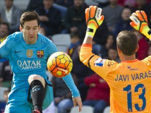 ليونيل ميسي يحاول التسجيل في شباك الحارس خافي فاراس