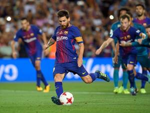 ميسي يسدد ركلة الجزاء التي سجل منها هدف برشلونة