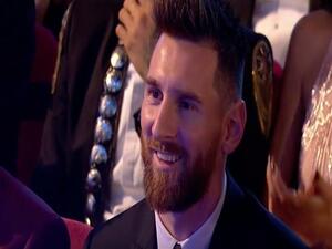 ميسي يبتسم لدى فوز رونالدو بجائزة الأفضل لعام 2017