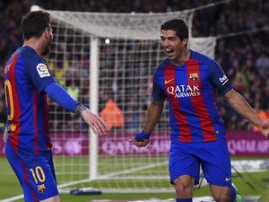 سواريز (يمين) يحتفل بهدفه رفقة ميسي