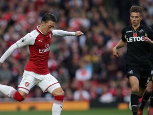 أوزيل (يسار) يساهم في فوز آرسنال