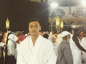 أوزيل يؤدي مناسك العمرة