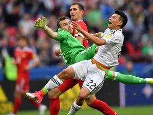 لوزانو (يمين) يستغل خطأ الحارس آكينييف الفادح