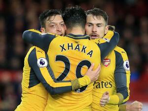 لاعبو آرسنال يحتفلون بالهدف الثاني