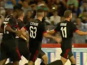 لاعبو ميلان يحتفلون بالهدف