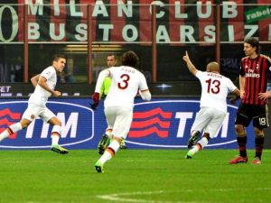 ستروتمان (يسار) بعد تسجيله هدف روما الثاني