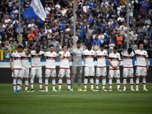 لاعبو ميلان يقفون دقيقة حداد على روح الأسطورة تشيزاري مالديني الذي توفي عن عمر يناهز الـ 84 عاماً